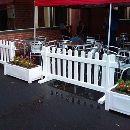 Temporary picket fence used as a lighweight café fence